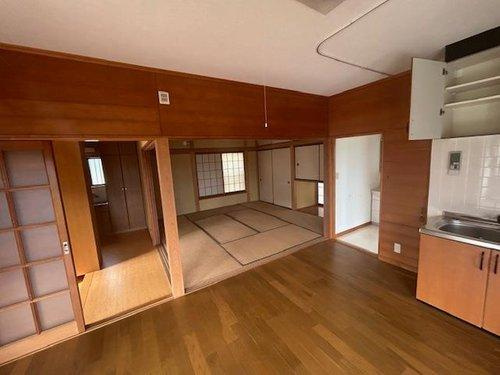鴨川市宮　中古戸建の居間・リビング|ＬＤＫ約１０帖の広々リビング。