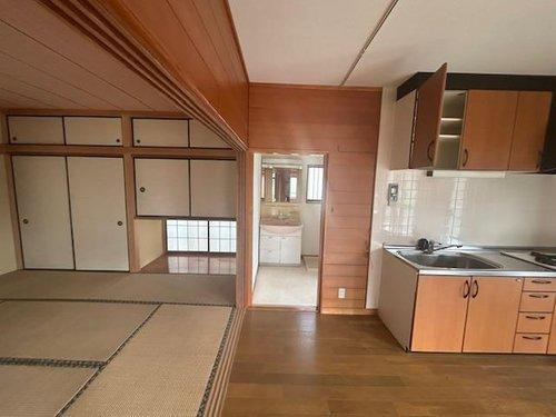 鴨川市宮　中古戸建の居間・リビング|多目的なスペースとして活用できるリビング隣の和室。