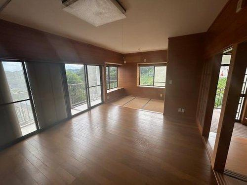 鴨川市宮　中古戸建の居間・リビング|室内とてもきれいです。