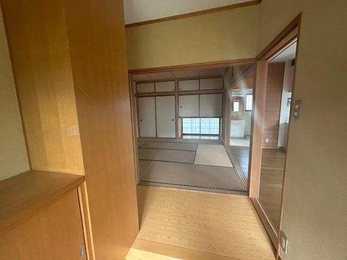 鴨川市宮　中古戸建の玄関|シューズボックス付きで玄関回りもスッキリ収納。