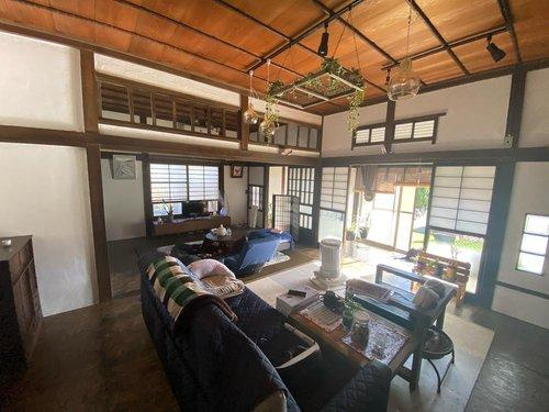 富津市富津　中古戸建の居間・リビング|安心感のある落ち着いた内装