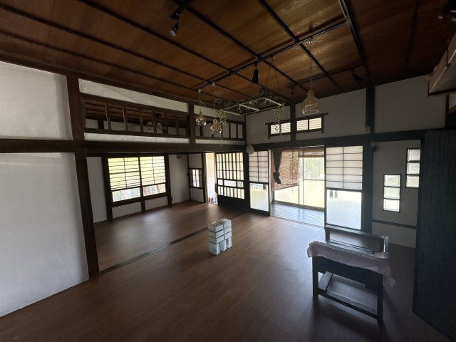 富津市富津　中古戸建の居間・リビング|安心感のある落ち着いた内装