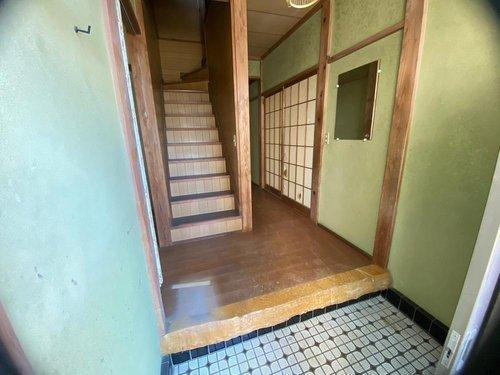 木更津市文京５丁目　中古戸建の玄関|明るい玄関