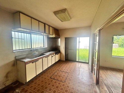 いすみ市岬町江場土　中古戸建のキッチン|外への出入りも可能な広々キッチンスペース