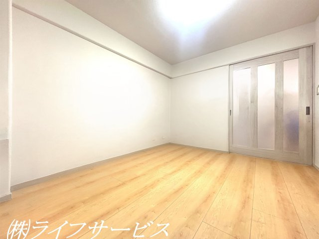 【洋室】 | 穂積台グランドコーポ | 洋室6.0帖／南向きのバルコニーに面した陽当り良好のお部屋です！（AIによるCG加工をしています）