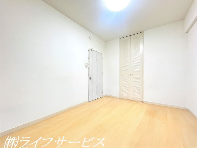 【洋室】 | 穂積台グランドコーポ | 玄関側洋室６帖／ウォークインクローゼット有（AIによるCG加工をしています）