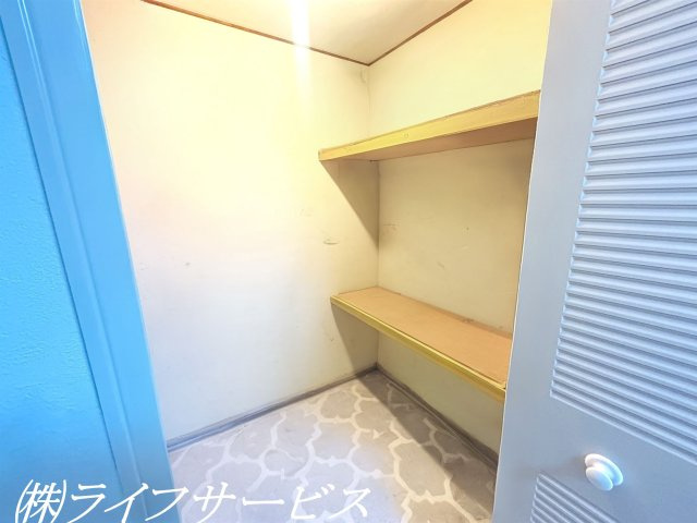 【収納】 | 穂積台グランドコーポ | 玄関側洋室６帖／ウォークインクローゼット有（AIによるCG加工をしています）