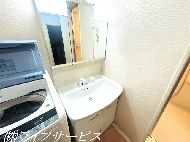 【洗面所】 | 穂積台グランドコーポ | 三面鏡付シャワー付洗面化粧台（AIによるCG加工をしています）