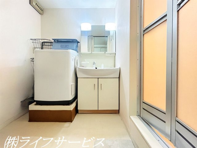 【洗面所】 | 穂積台グランドコーポ | 三面鏡付シャワー付洗面化粧台（AIによるCG加工をしています）