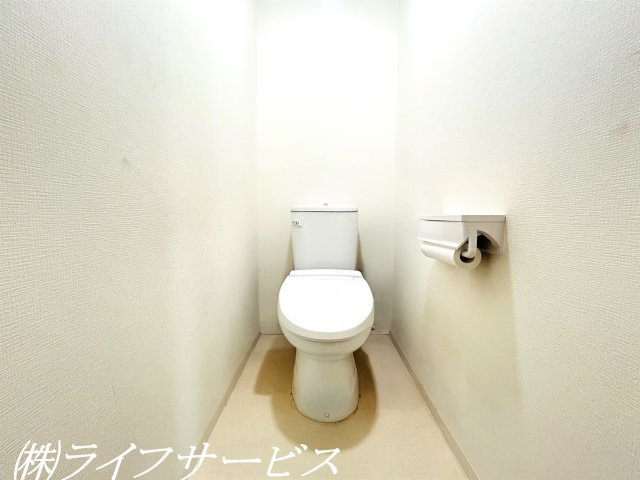 【トイレ】 | 穂積台グランドコーポ | 温水洗浄便座付トイレ（AIによるCG加工をしています）