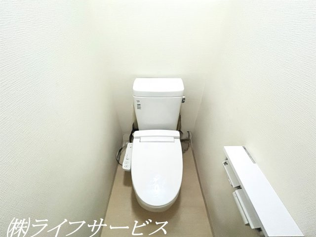 【トイレ】 | 穂積台グランドコーポ | 温水洗浄便座付トイレ（AIによるCG加工をしています）