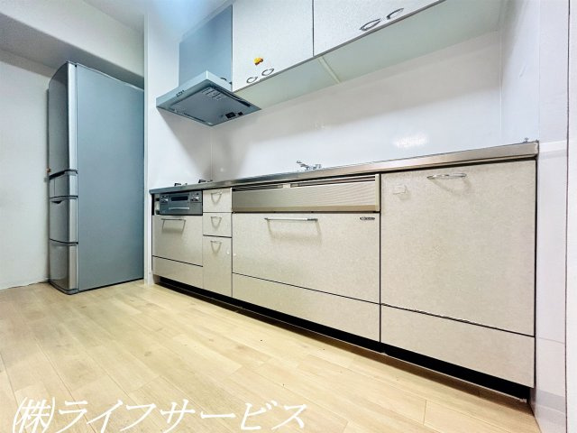 【キッチン】 | 穂積台グランドコーポ | システムキッチン／３口ガスコンロでお料理もらくらく！（AIによるCG加工をしています）