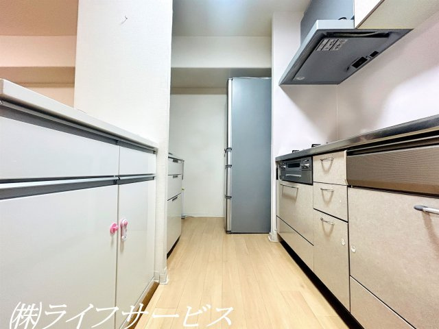 【キッチン】 | 穂積台グランドコーポ | キッチンの奥には冷蔵庫、カップボード置場あり！（AIによるCG加工をしています）