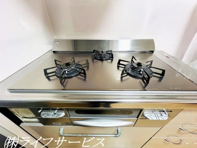 【キッチン】 | 穂積台グランドコーポ | ３口ガスコンロでお料理もらくらく！（AIによるCG加工をしています）