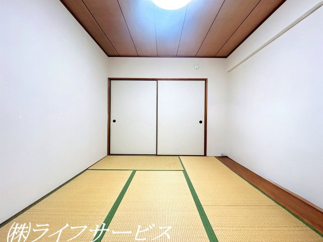 【和室】 | 穂積台グランドコーポ | 和室６帖／押入有・南向きのバルコニーに面した陽当り良好のお部屋です！（AIによるCG加工をしています）