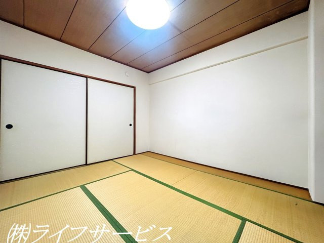 【和室】 | 穂積台グランドコーポ | 和室６帖／押入有・南向きのバルコニーに面した陽当り良好のお部屋です！（AIによるCG加工をしています）