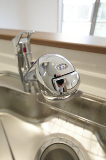 【キッチン】 | 【仲介手数料無料！！】府中市浅間町4丁目　新築戸建て（全2棟）A号棟　5490万円 | 浄水器内蔵水栓