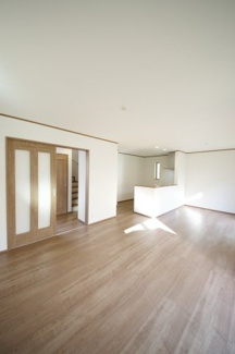 【居間・リビング】 | 【仲介手数料無料！！】府中市浅間町4丁目　新築戸建て（全2棟）A号棟　5490万円