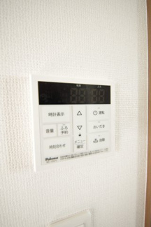 【発電・温水設備】 | 【仲介手数料無料！！】府中市浅間町4丁目　新築戸建て（全2棟）A号棟　5490万円 | 給湯器リモコン