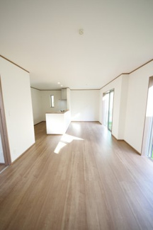 【居間・リビング】 | 【仲介手数料無料！！】府中市浅間町4丁目　新築戸建て（全2棟）A号棟　5490万円