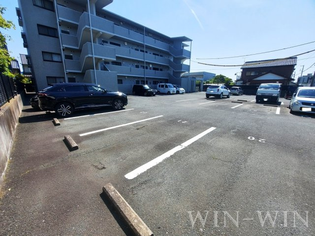 オアシス鷹丘の駐車場