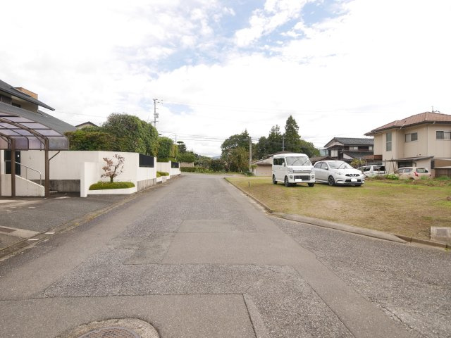 サニータウン売土地西の前面道路含む現地写真