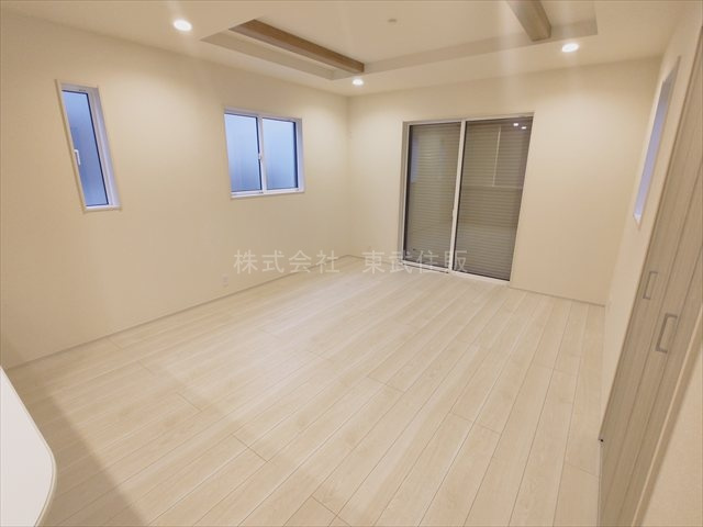 【居間・リビング】 | 志木市上宗岡1丁目　全3棟　1号棟 | ゆったりとした17.25帖のリビングです