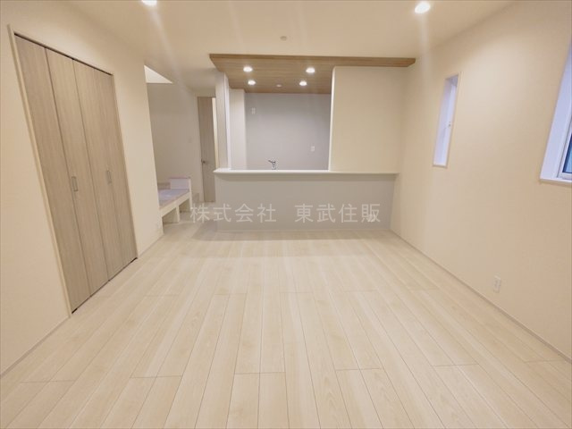 【居間・リビング】 | 志木市上宗岡1丁目　全3棟　1号棟 | 開放感があり日当たり良好です