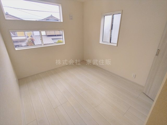 【洋室】 | 志木市上宗岡1丁目　全3棟　1号棟 | 洋室5.0帖北東側、使い勝手のいい洋室です