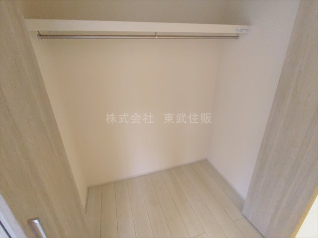 【内装】 | 志木市上宗岡1丁目　全3棟　1号棟 | 洋室5.0帖北東側収納