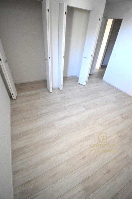 Grace　水戸市小吹町　1期 　限定1棟！の洋室|折戸を開くと壁面クローゼット。衣類が横一列に並ぶためひと目で洋服が選びやすい！衣類をたくさんお持ちの方もスッキリ片付きます♪