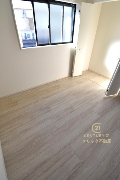 Grace　水戸市小吹町　1期 　限定1棟！の洋室|フローリングなので重い家具も置けます。カーテンと家具を揃えるなどして、お好みのインテリアを楽しむことができます。収納スペースは全室に配備しております。