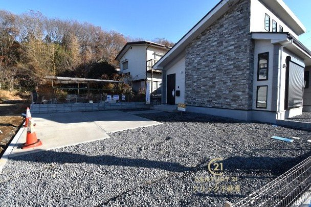 Grace　水戸市小吹町　1期 　限定1棟！の駐車場|並列駐車可能なカースペースを確保。毎日のお車の出し入れがストレスなく行えます！
内覧可能です。ご予約はHPから、またお電話でも、お気軽にどうぞ。