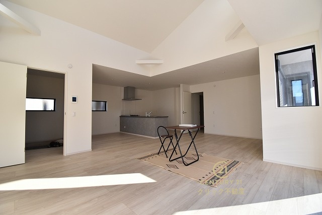 Grace　水戸市小吹町　1期 　限定1棟！の居間・リビング|日差しあふれる明るいLDKです。大きなダイニングセットや背の高い観葉植物を置いてもまだまだ余裕♪家族で集まっても人を招いても、空間にゆとりがあると自然に寛げます。