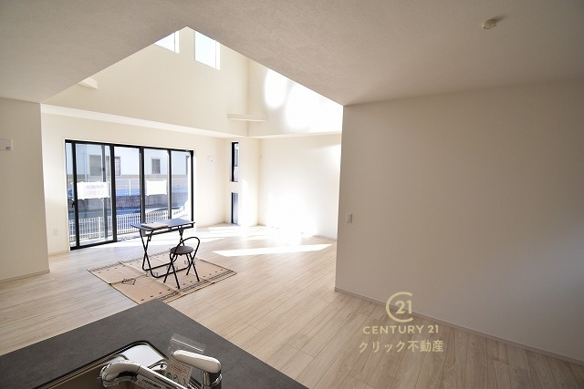 Grace　水戸市小吹町　1期 　限定1棟！の居間・リビング|上部吹抜けのリビングです。スタイリッシュな内装に、インテリアショップで見掛けた「あの家具」も映えるかも！