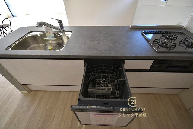 Grace　水戸市小吹町　1期 　限定1棟！のキッチン|対面式システムキッチンは料理中や後片づけの間も会話が楽しめ、家族に一体感が生まれます。食事の後片付けもラクラクの食洗機つき♪水道代の節約になり、気になる手荒れも防げそう！