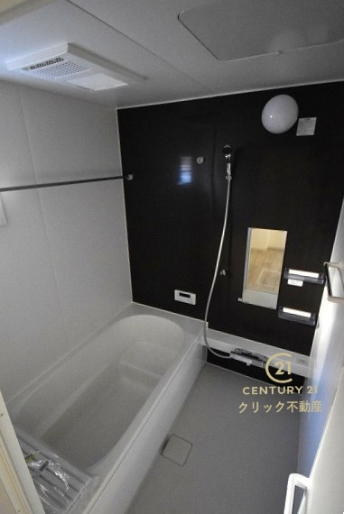 Grace　水戸市小吹町　1期 　限定1棟！の浴室|浴槽への出入りが安全な低床タイプのユニットバスです。洗い場は滑りにくい速乾床ですので、お子様やご高齢の方にも安心です。自動お湯張りに追焚機能付きのオートバスです。