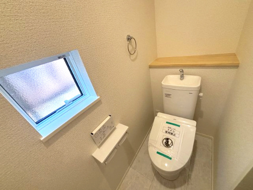 廿日市市深江2丁目第1期のトイレ|小窓付きで明るく換気もできる清潔感あふれるトイレ。シンプルで落ち着いた空間に仕上がっています。