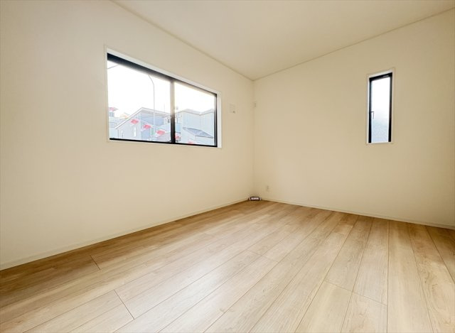 【洋室】 | 新座市畑中2丁目　新築一戸建住宅　全3棟　(志木本店) | 洋室6帖／家具の配置がしやすくレイアウトもお楽しみいただける腰高窓