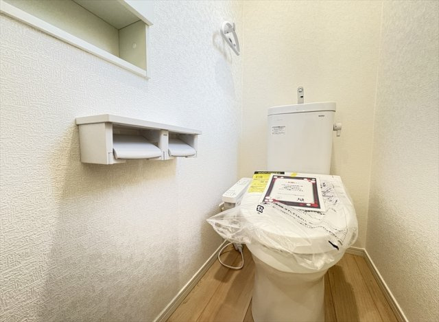 【トイレ】 | 新座市畑中2丁目　新築一戸建住宅　全3棟　(志木本店) | 2階トイレ／衛生用品やトイレットペーパー、掃除グッズの保管に便利な壁面収納でスッキリしたトイレ空間を維持できます。