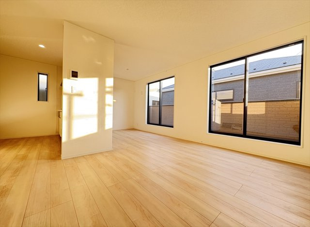 【居間・リビング】 | 新座市畑中2丁目　新築一戸建住宅　全3棟　(志木本店) | 独立したLDKは冷暖房の効率が良いので電気代の節約にもなります。