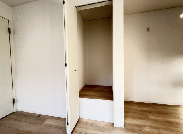 【収納】 | 新座市畑中2丁目　新築一戸建住宅　全3棟　(志木本店) | 日用品のストックや掃除道具の保管に便利なリビング収納