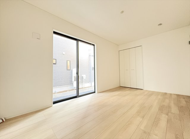 【洋室】 | 新座市畑中2丁目　新築一戸建住宅　全3棟　(志木本店) | 主寝室7.5帖。カースペースに面しており通りからの視線が気にならないのでのびのびお過ごしいただけます。