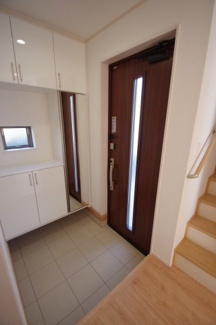 【収納】 | 【仲介手数料無料！！】府中市浅間町4丁目　新築戸建て（全2棟）B号棟　5790万円 | 下駄箱（鏡付き）