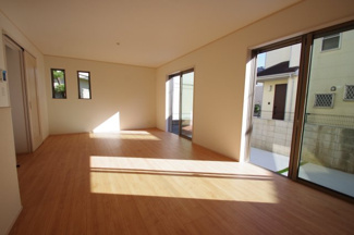 【居間・リビング】 | 【仲介手数料無料！！】府中市浅間町4丁目　新築戸建て（全2棟）B号棟　5790万円