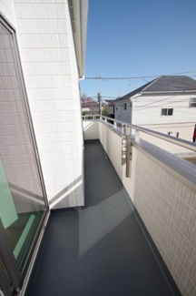 【バルコニー】 | 【仲介手数料無料！！】府中市浅間町4丁目　新築戸建て（全2棟）B号棟　5790万円 | 一部幅が広くなっています。