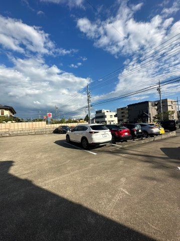 サンライフ梅坪の駐車場