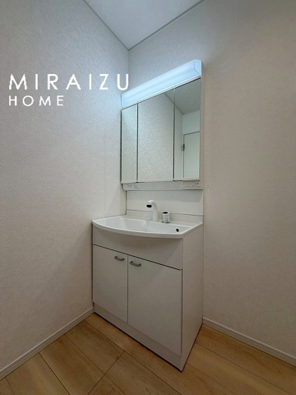 【独立洗面台】 | 洗濯機置き場、脱衣スペースもしっかりと確保されている洗面室。
水回りが集結した間取りなので、お料理やお洗濯物、お掃除の同時進行も可能です。