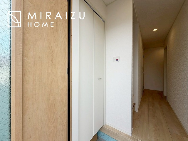 【玄関】 | 永く住むからこそシンプルで飽きのこないデザインに。ただいま、おかえりの温かな声が聞こえる玄関。