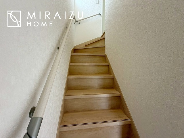 【内装】 | 安全性に配慮した手すり、清潔感や明るい陽光を取り入れてくれる窓がある階段。LED照明付きでお財布にもやさしいつくり。